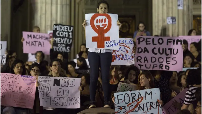 Projeto que aumenta penas para estupro e assédio avança na Câmara e segue para o Senado