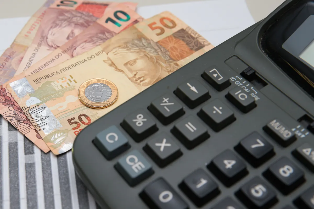 Proposta do governo prevê salário mínimo de R$ 1.717 em 2027, já sob nova regra fiscal