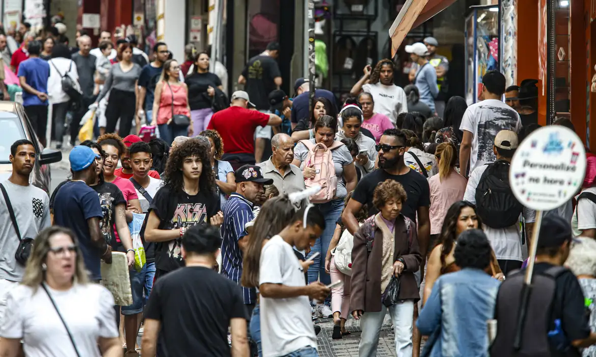 População envelhece, cresce menos e prefere morar sozinha