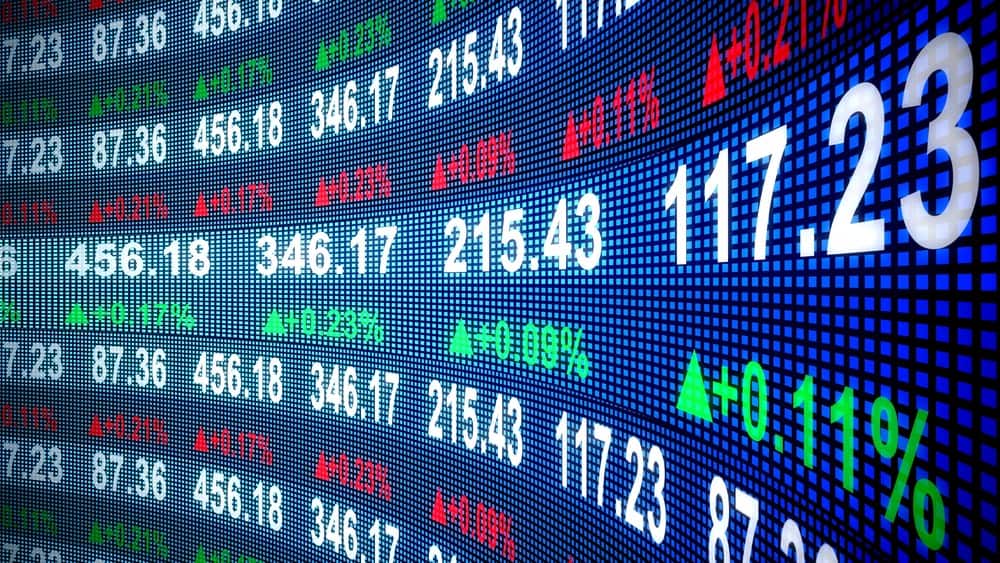 Dólar acumula queda de 8% em 2026; Bolsa avança puxada por cenário externo e alta do petróleo