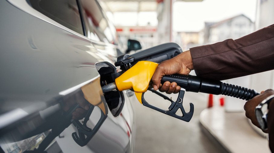 Gasolina sobe 5,9% nas bombas mesmo sem reajuste da Petrobras