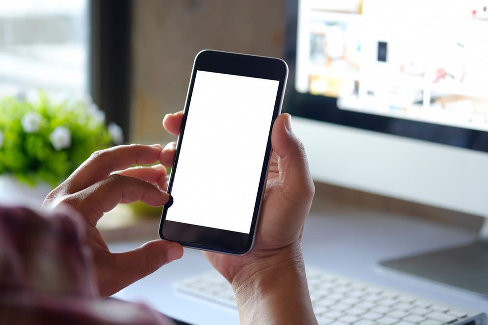 WhatsApp lidera buscas, mas influenciadores têm baixa confiança na periferia, diz estudo