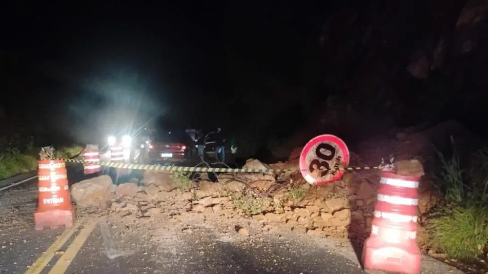 Desmoronamento na Serra dos Brindes Bloqueia Trecho da BR-030 em Guanambi