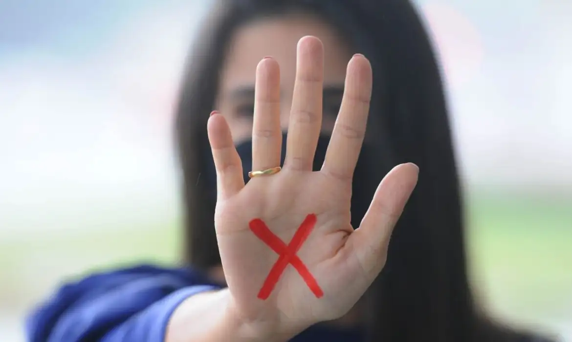 Lei da Misoginia: O que é crime real e o que é "fake news" das redes sociais
