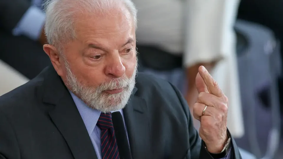 EUA propõem taxar Brasil em 25% e aliados de Lula culpam Flávio e Eduardo Bolsonaro